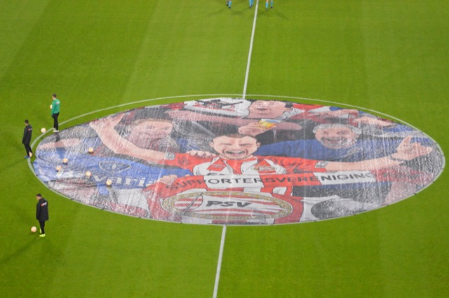 Overtuigende overwinning voor PSV tegen FC Twente brengt hen dichter bij Ajax